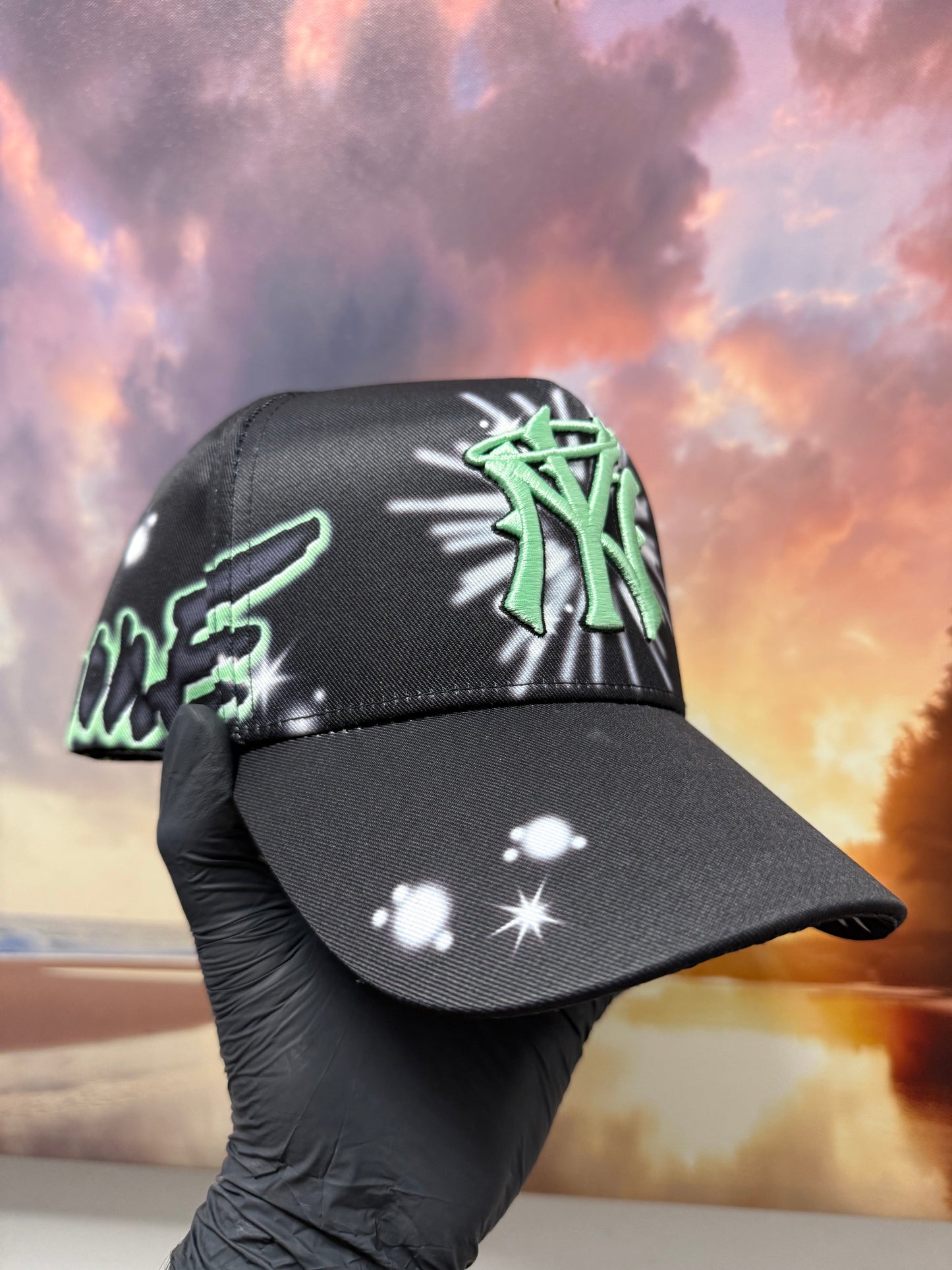 31 hats - graffiti- cubre polvo y llavero.