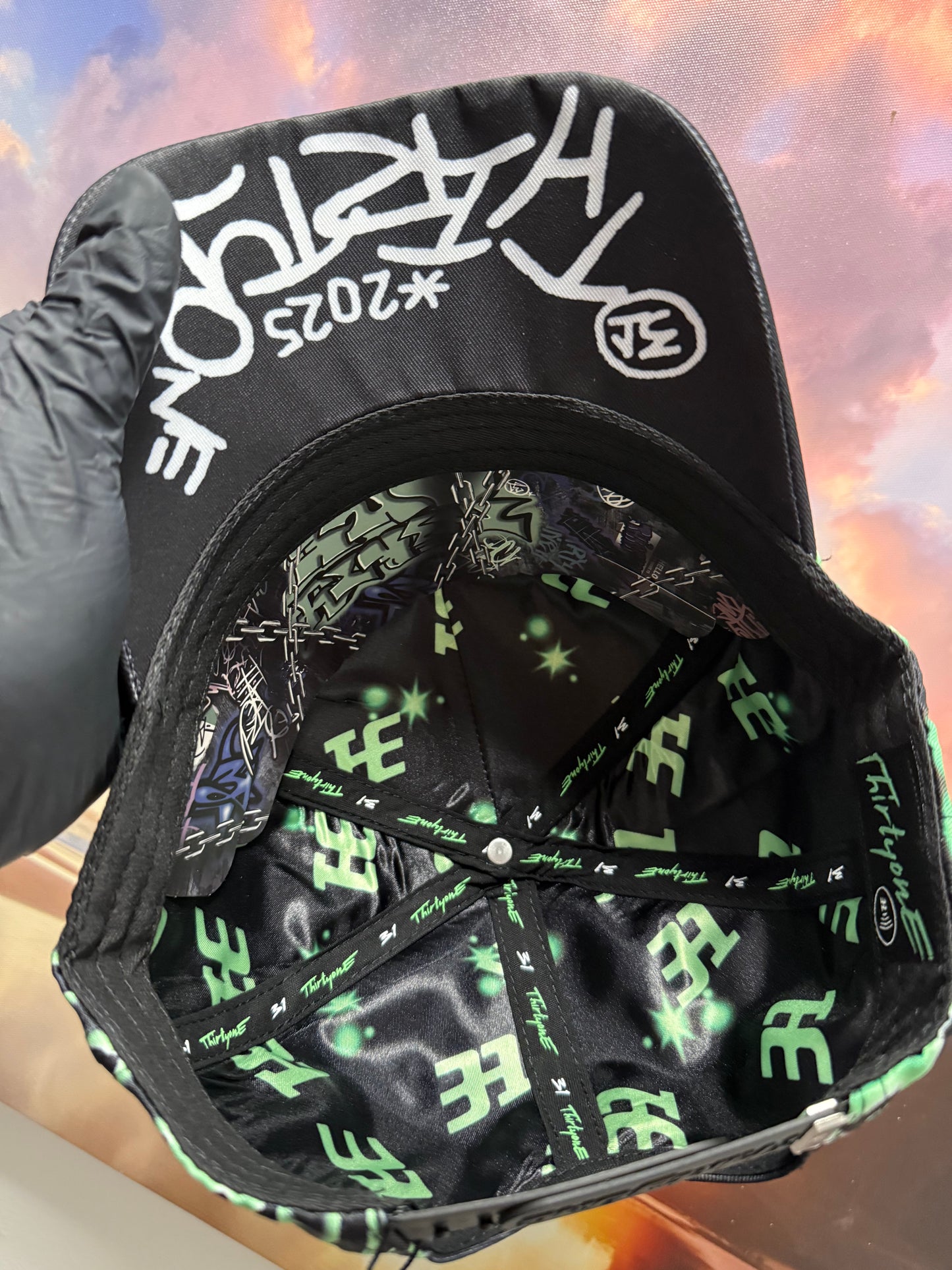 31 hats - graffiti- cubre polvo y llavero.